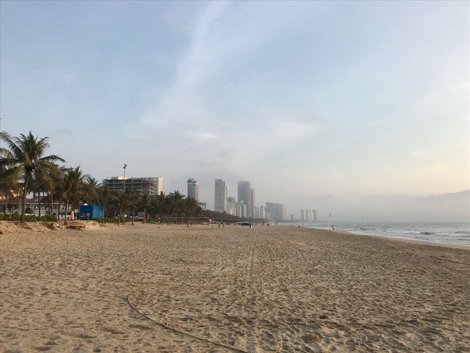 Tại bờ biển Đà Nẵng sáng 4.5, vỉa hè của các bãi biển đã được giăng dây phong toả không cho người dân xuống tắm biển.
