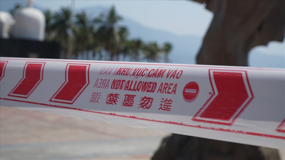 Ghi nhận tại bờ biển Đà Nẵng sáng 4.5, vỉa hè của các bãi biển đã được giăng dây, canh gác không cho người dân xuống tắm biển.