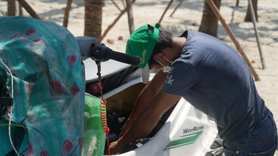 Lực lượng được xuất hiện duy nhất ở khu vực bãi biển là các thợ sửa chữa. Nhân thời điểm bãi biển phong toả, nhiều công ty đã cho nhân công sửa chữa lại các môtô nước.