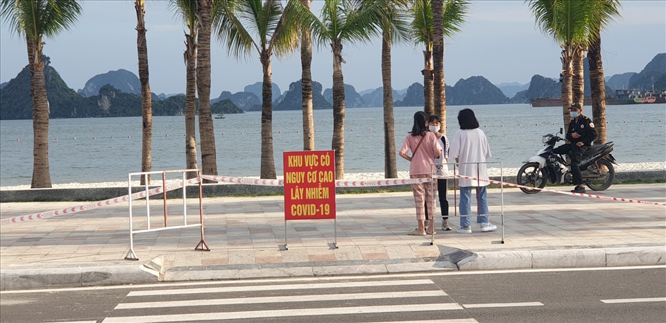 Để phòng chống dịch COVID-19, từ 4.5.2021, TP.Hạ Long cũng đã tạm thời đóng cửa các bãi tắm biển. Ảnh: Nguyễn Hùng