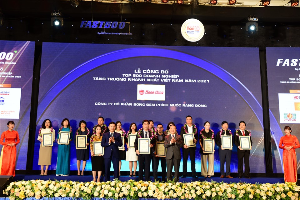 Rạng Đông vinh dự lọt TOP 500 doanh nghiệp tăng trưởng nhanh nhất Việt Nam 2021.