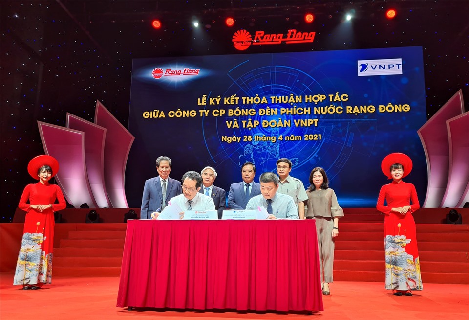 Rạng Đông và Tập đoàn VNPT ký kết hợp tác chiến lược để phát triển các giải pháp chiếu sáng thông minh.