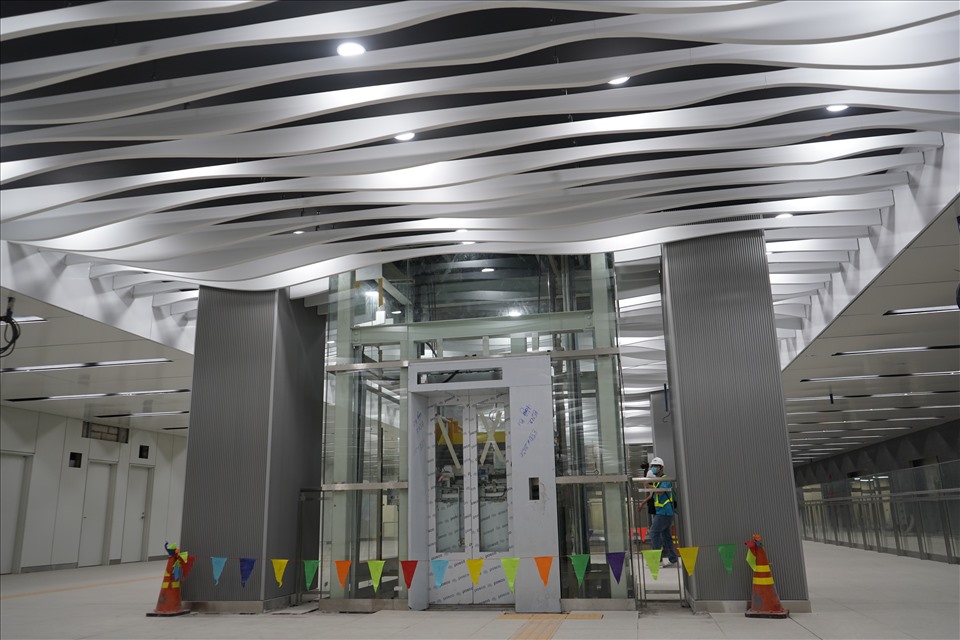 Tầng một ga Ba Son thiết kế hiện đại với màu sắc chủ đạo là trắng, phần trần ốp hoa văn bằng thép, tạo hình sóng lượn.