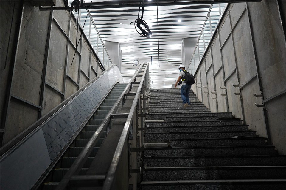 Phía trong nhà ga, giữa tầng một và tầng hai có 3 thang cuốn, 2 thang máy cho khách đi lại.