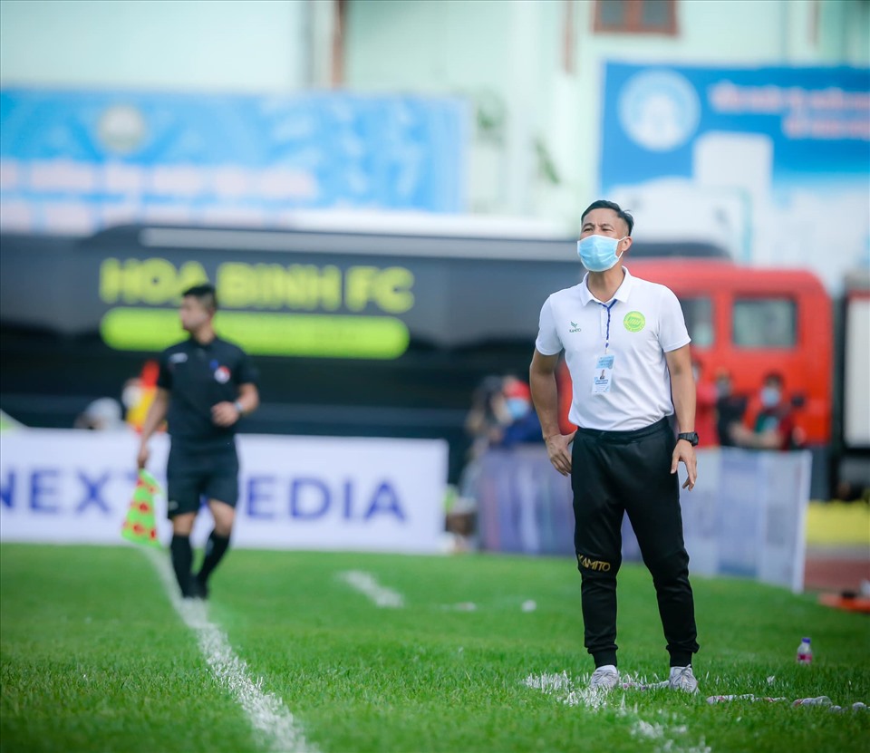 Huấn luyện viên Lê Quốc Vượng có trận đấu đầu tiên với Hoà Bình. Ảnh: Tú Nguyễn