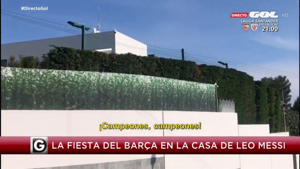 Hình ảnh trên kênh GOL ghi lại bên ngoài ngôi nhà của Messi với tiếng hô của các cầu thủ. Ảnh: Marca