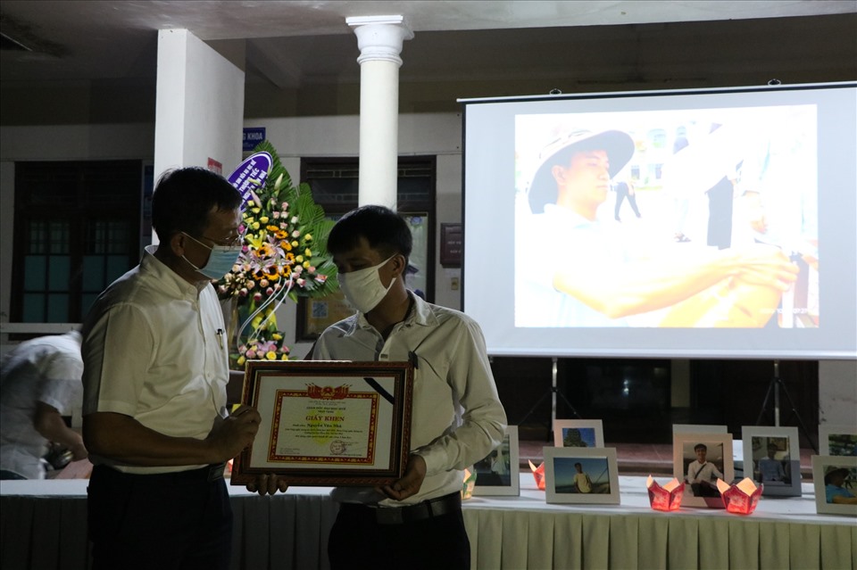 Em trai Nhã đại diện nhận giấy khen của Đại học Huế về sự hy sinh dũng cảm cứu bạn của anh trai mình.