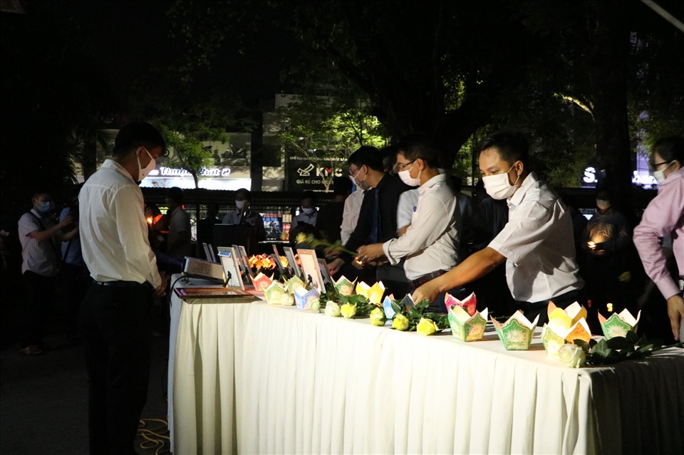 Tối 4.5, Trường Đại học Khoa học - Đại học Huế, Khoa Công nghệ thông tin đã tổ chức lễ tưởng niệm nam sinh viên dũng cảm Nguyễn Văn Nhã - người đã hy sinh quên mình cứu bạn đuối nước vào chiều 30.4.