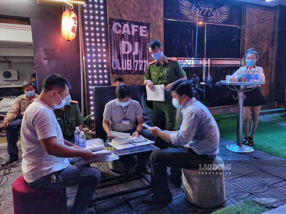 Ghi nhận tại khu vực phường Cái Khế, có đoàn kiểm tra tiến hành khảo sát các cơ sở kinh doanh karaoke, bar, vũ trường, đảm bảo thực hiện nghiêm túc.