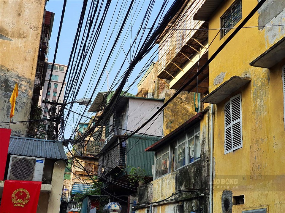 Cũng theo bà Việt, do nhu cầu sử dụng, nhiều gia đình tại khu chung cư này đã tự ý cơi nới chuồng cọp, thay đổi kết cấu nhà, gây nên nhiều nguy cơ.