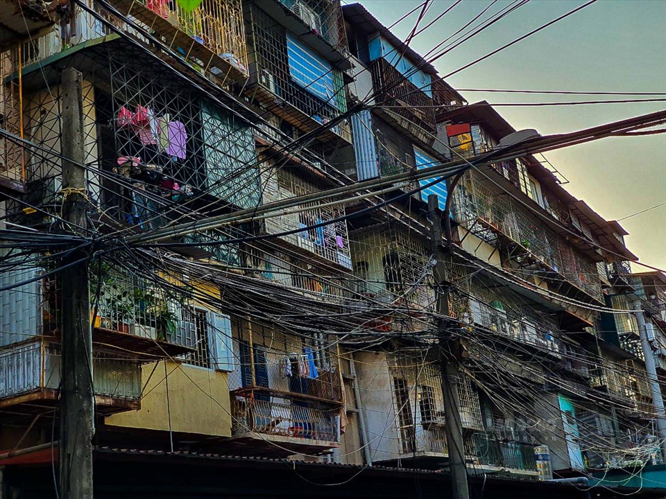 Trao đổi với PV Lao Động, nhiều cư dân cho biết các khu chung cư cũ như Giảng Võ, Thành Công, Ngọc Khánh... đã có tuổi đời lên đến hơn 40 năm, đã xuống cấp nghiêm trọng.