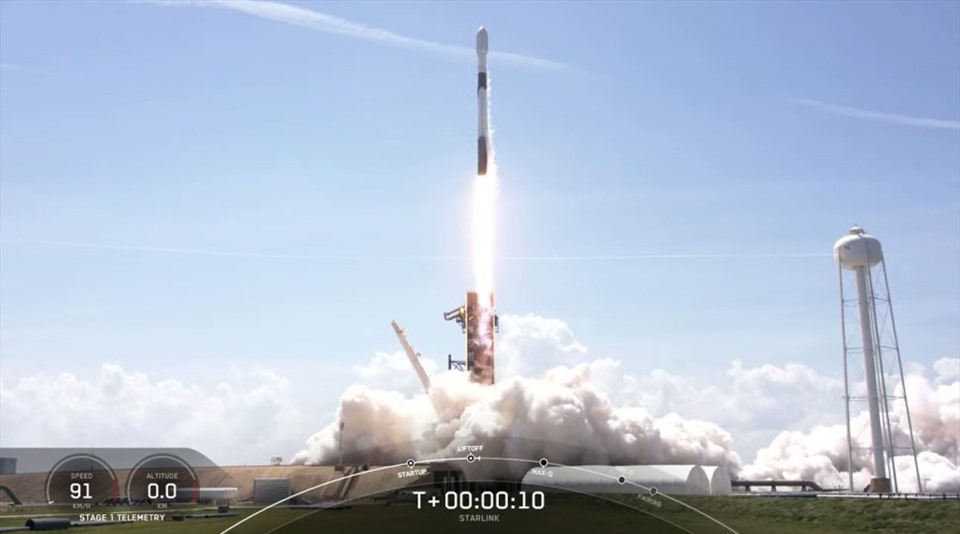 Tên lửa SpaceX Falcon 9 phóng 60 vệ tinh Starlink lên quỹ đạo hôm 4.5. Ảnh: SpaceX.