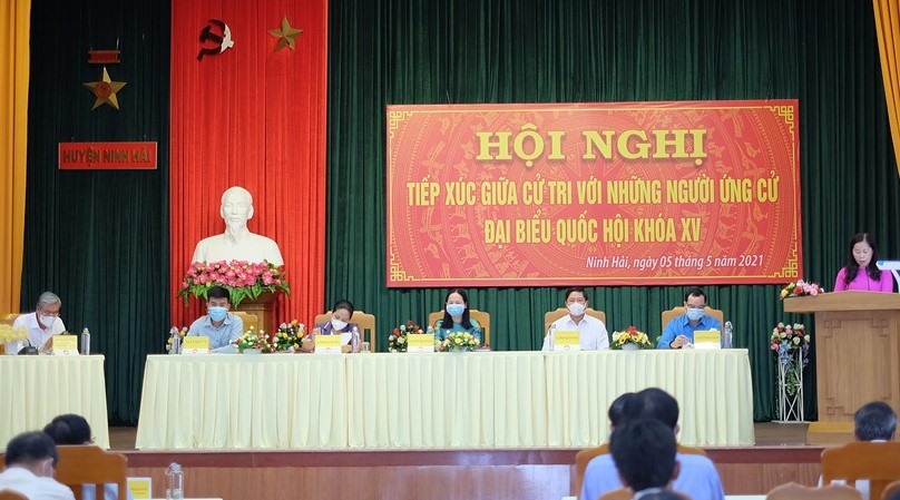 Ông Nguyễn Đình Khang - Ủy viên Trung ương Đảng, Chủ tịch Tổng Liên đoàn Lao động Việt Nam (ngoài cùng, bên phải) tại buổi tiếp xúc cử tri tỉnh Ninh Thuận. Ảnh: Nhiệt Băng