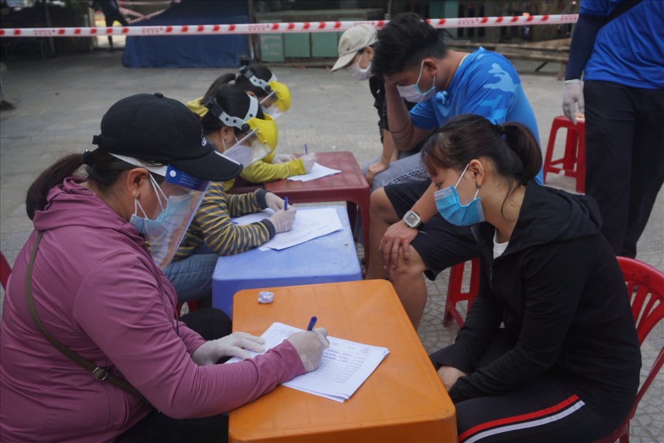 Trước đó tối 4.5, UBND quận Sơn Trà ban hành văn bản tạm dừng hoạt động của chợ Phước Mỹ liên quan đến một ca mắc COVID-19 trong cộng đồng từng đến chợ.