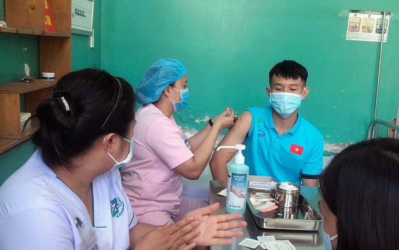 Các cầu thủ đội tuyển Futsal Việt Nam đã được tiêm vắc xin phòng COVID-19 sáng 5.5. Ảnh: VFF