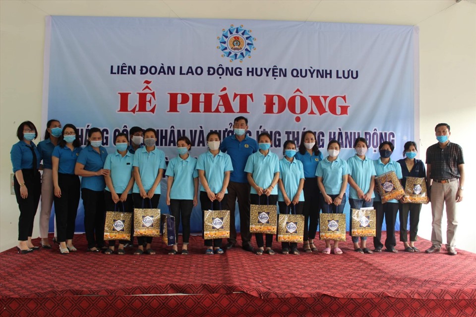 LĐLĐ huyện Quỳnh Lưu trao 10 suất quà cho CNLĐ khó khăn. Ảnh: QĐ