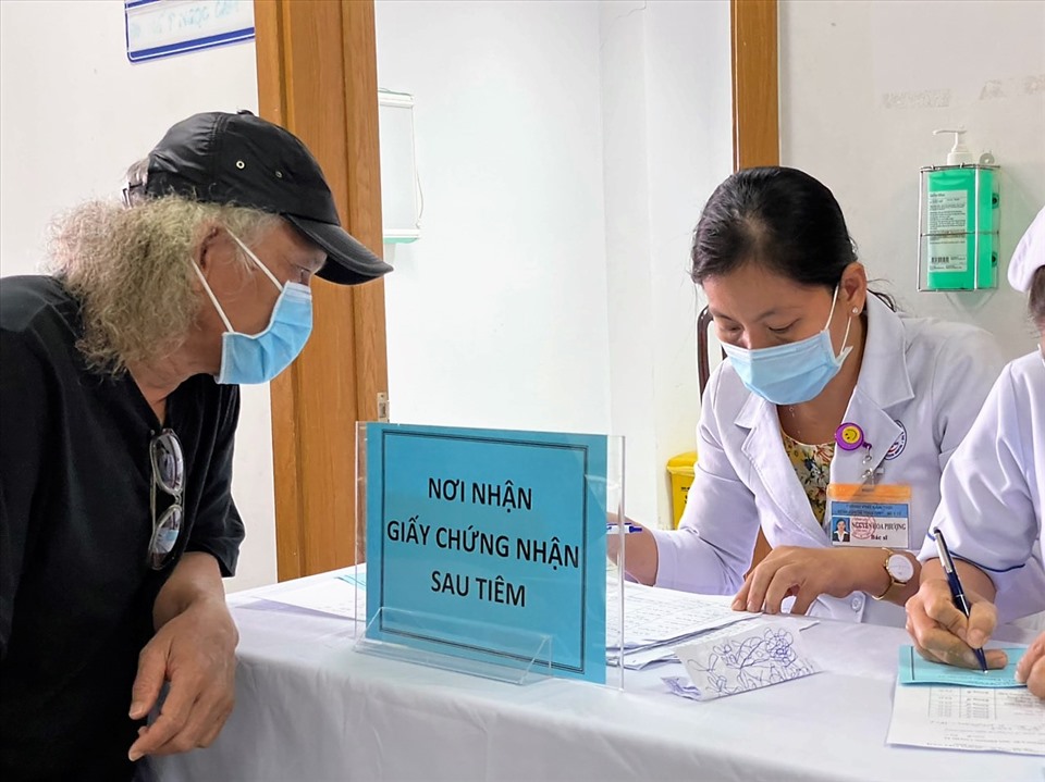 Các nhà báo tại TP Cần Thơ tham gia tiêm vaccine ngày 05.5.2021. Ảnh: TR.N