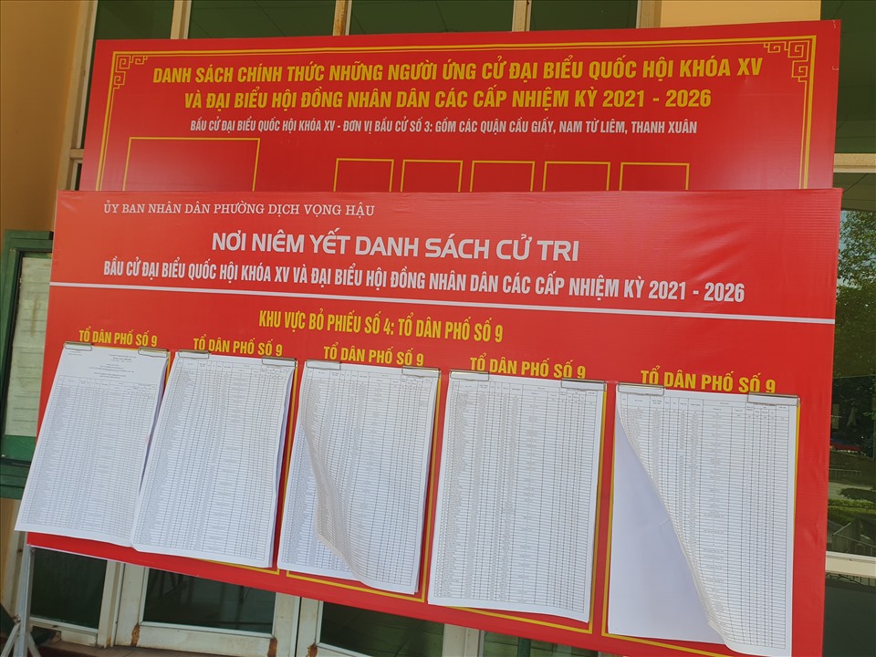 Danh sách niêm yêt danh sách cử tri được đặt công khai tại nhà văn hóa Yên Hòa (Cầu Giấy).