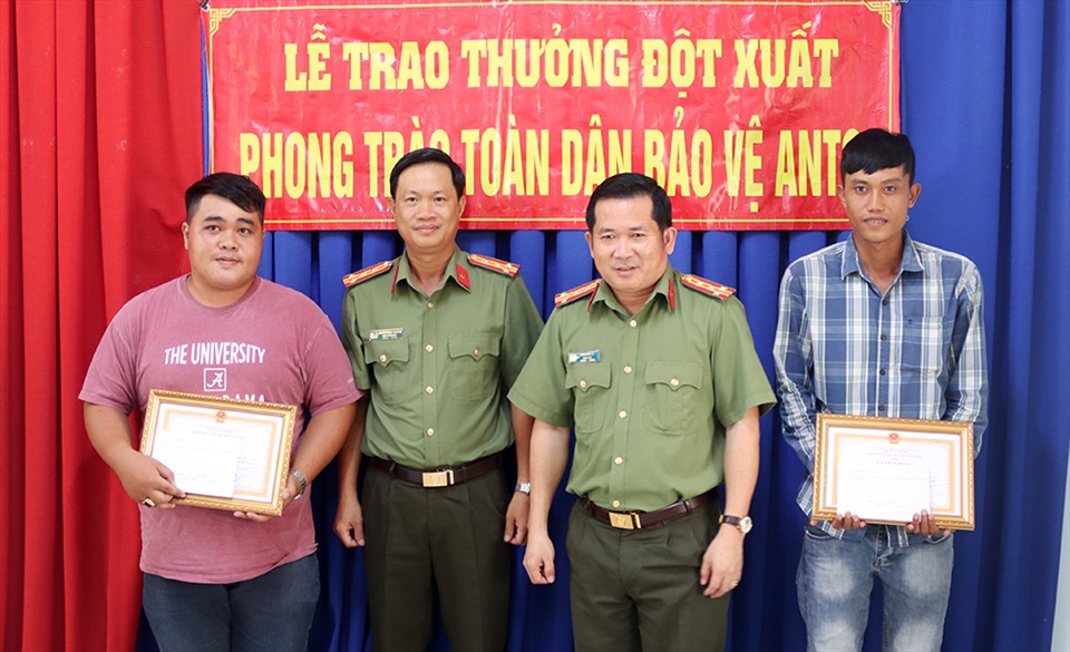 Đại tá ĐInh Văn Nơi, Giám đốc Công an tỉnh An Giang (thứ 2 phải sang) trao khen thưởng đột xuất. Ảnh: Vũ Tiến.