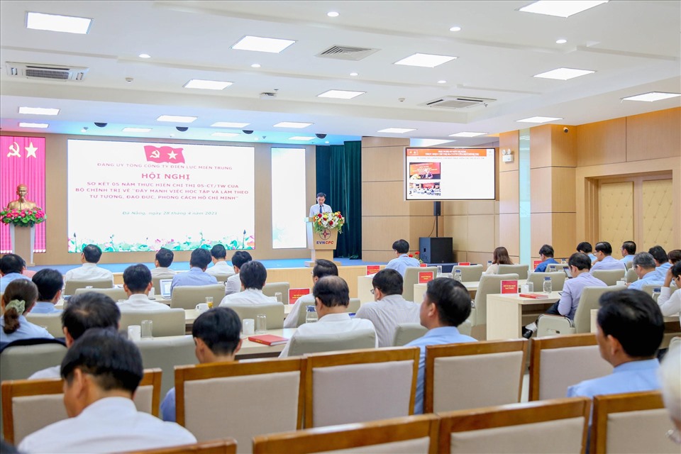 Điện lực miền Trung tổ chức Hội nghị sơ kết 5 năm thực hiện Chỉ thị 05 của Bộ Chính trị về “Đẩy mạnh học tập và làm theo tư tưởng, đạo đức, phong cách Hồ Chí Minh”. Ảnh: Ngọc Thạch