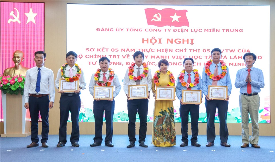 Nhiều tập thể, cá nhân của Đảng bộ Tổng công ty Điện lực miền Trung được khen thưởng về học tập và làm theo tư tưởng, đạo đức, phong cách Hồ Chí Minh. Ảnh: Ngọc Thạch