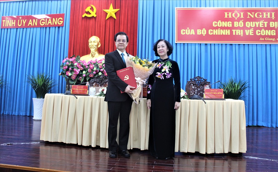 Bà Trương Thị Mai, Ủy viên Bộ Chính trị, Bí thư Trung ương Đảng, Trưởng Ban Tổ chức trung ương, tặng hoa chúc mừng tân Bí thư Tỉnh ủy An Giang. Ảnh: LT