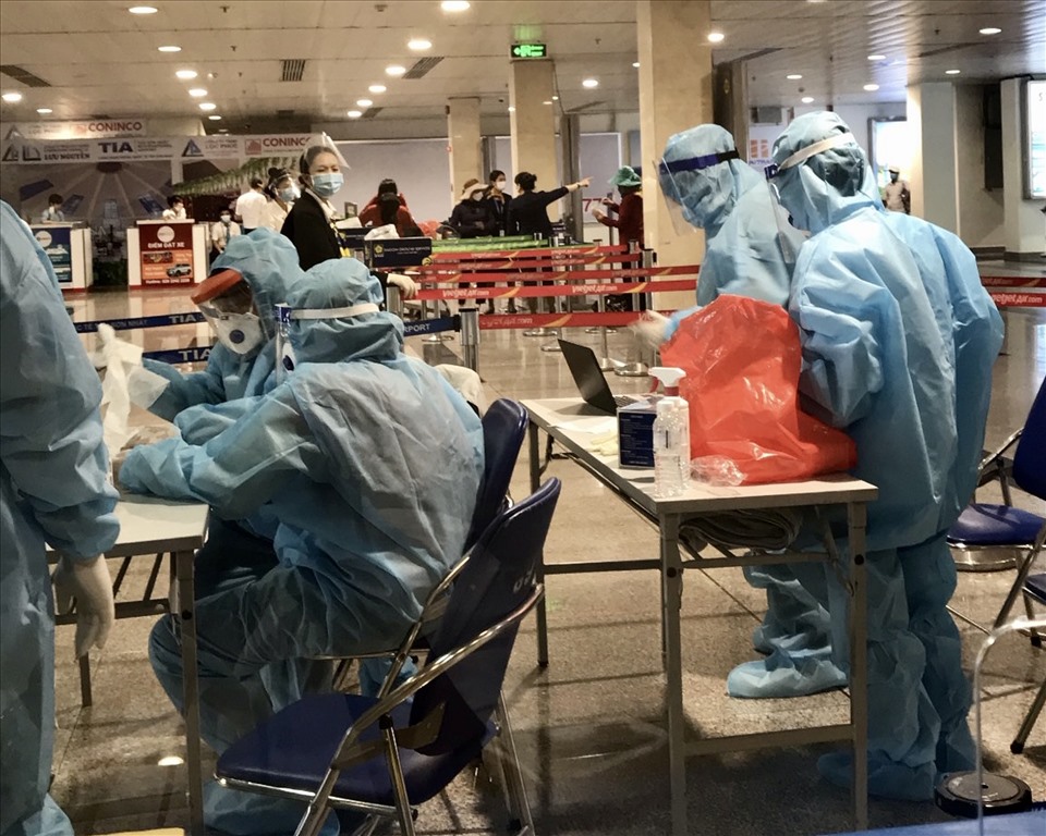 Nhân viên y tế lấy mẫu xét nghiệm đối với hành khách tại Sân bay Tân Sơn Nhất.