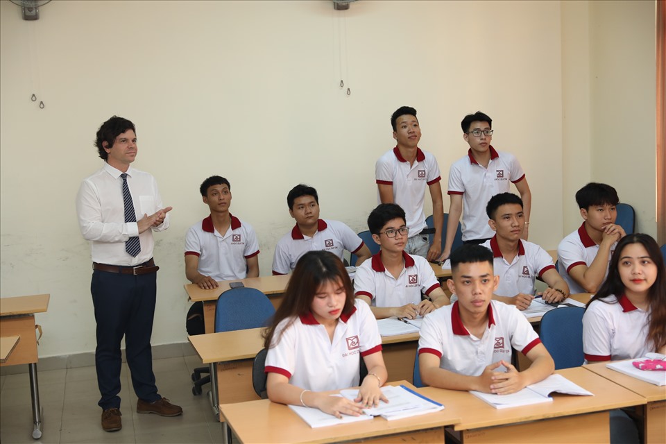 Sinh viên Ngoại ngữ DTU say mê học tập  cùng các giảng viên nước ngoài