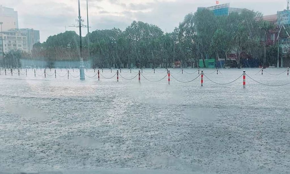 Khu vực Quảng trường Lam Sơn chìm trong “biển nước“.