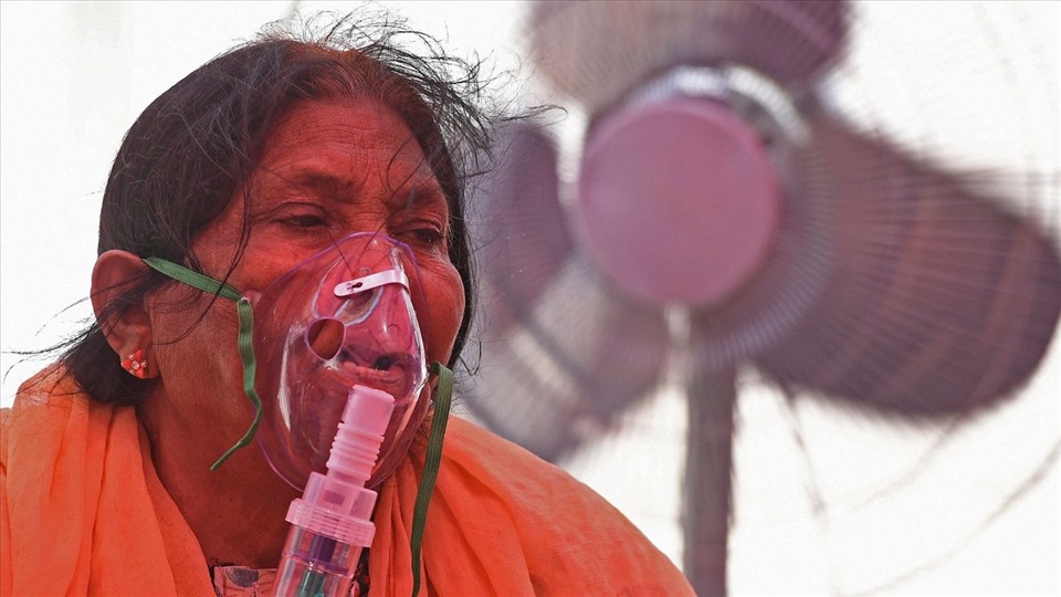 Một bệnh nhân với hỗ trợ của mặt nạ ôxy. Ảnh: AFP