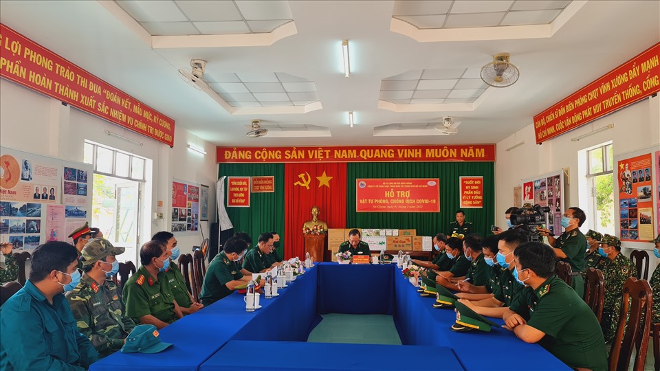 Quang cảnh buổi thăm hỏi của đoàn công tác Bộ Tư lệnh Bộ đội Biên phòng với lực lượng phòng chống covid-19 ở An Giang. Ảnh: Chiến Khu