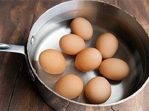 Trứng luộc chín cần bảo quản đúng cách. Ảnh: Lao Động.