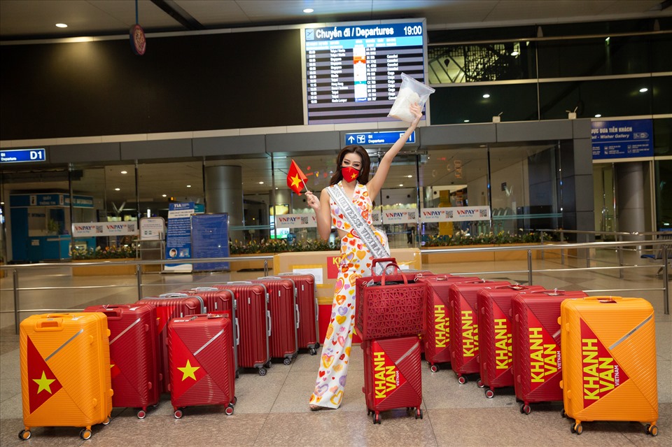Khánh Vân mang 15 vali sang Mỹ thi Miss Universe. Ảnh: NVCC.
