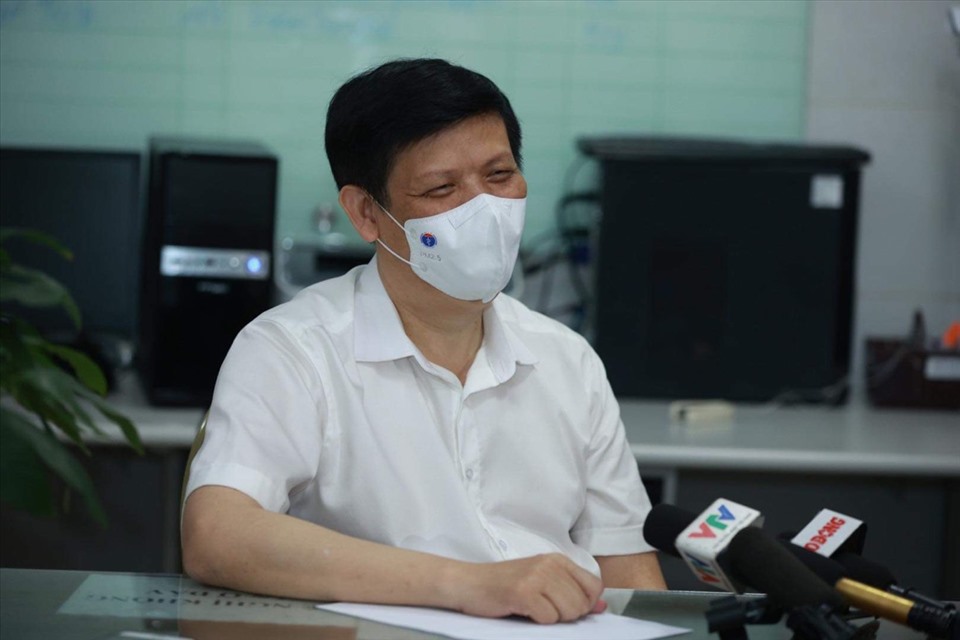 Bộ trưởng trả lời phỏng vấn báo chí ngay sau khi tiêm vaccine COVID-19. Ảnh: Hải Nguyễn