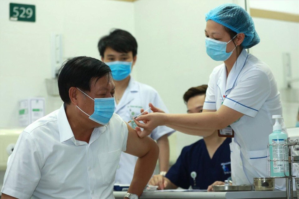 Thứ trưởng Bộ Y tế Đỗ Xuân Tuyên tiêm vaccine COVID-19. Ảnh: Hải Nguyễn