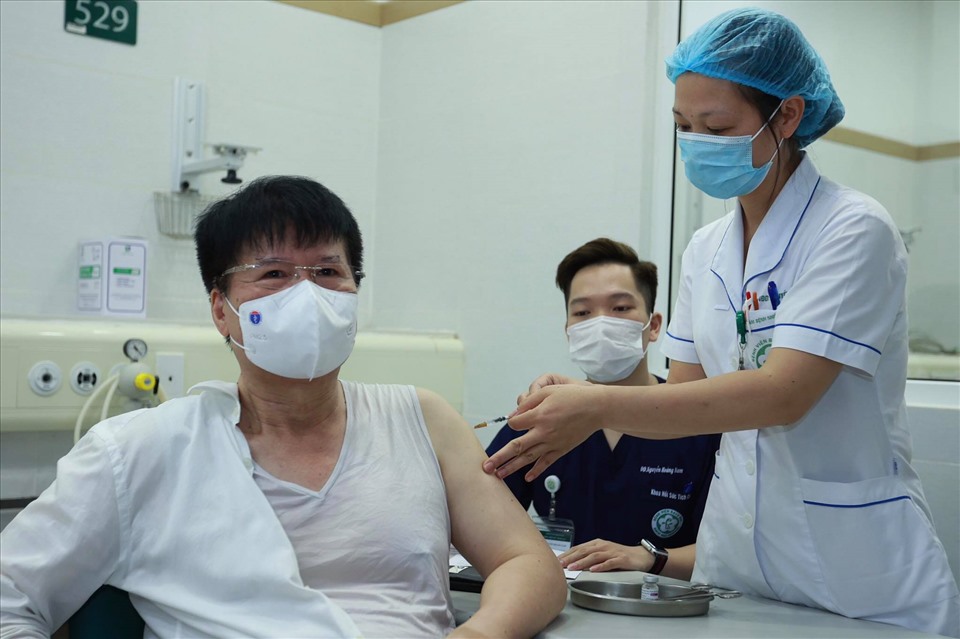 Thứ trưởng Bộ Y tế Trương Quốc Cường tiêm vaccine COVID-19. Ảnh: Hải Nguyễn