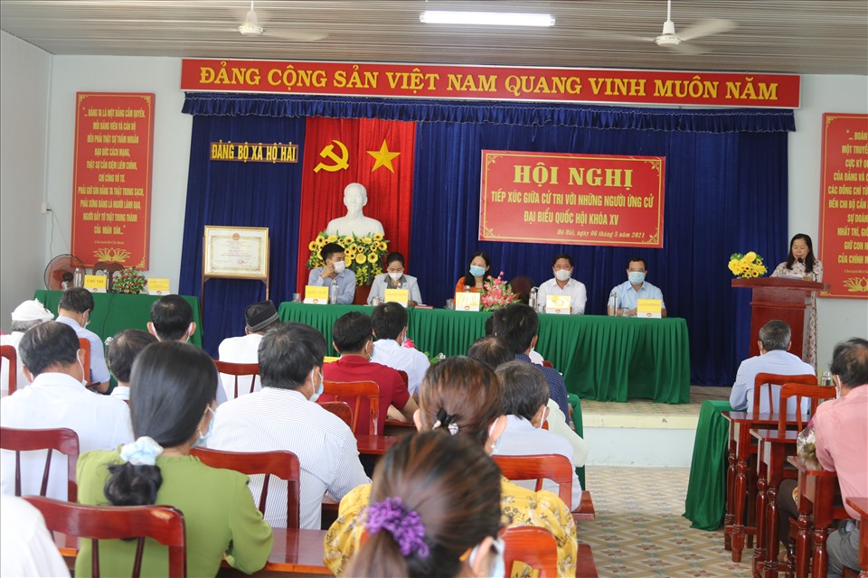 Quảng cảnh buổi tiếp xúc cử tri tại xã Hộ Hải, huyện Ninh Hải, Ninh Thuận. Ảnh: Thanh Thúy