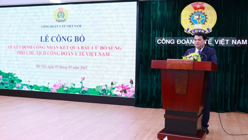 Ông Vũ Tiến Dũng, tân Phó Chủ tịch Công đoàn Y tế Việt Nam phát biểu tại buổi lễ. Ảnh: Đinh Dung