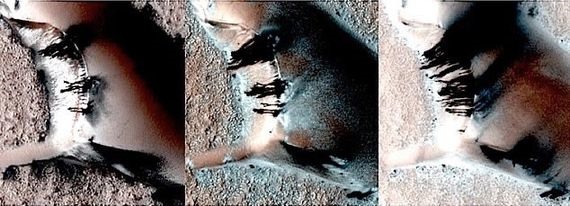 Các vết đen trên đỉnh một cồn cát ở sao Hỏa dường như phát triền theo từng ngày. Ảnh: NASA