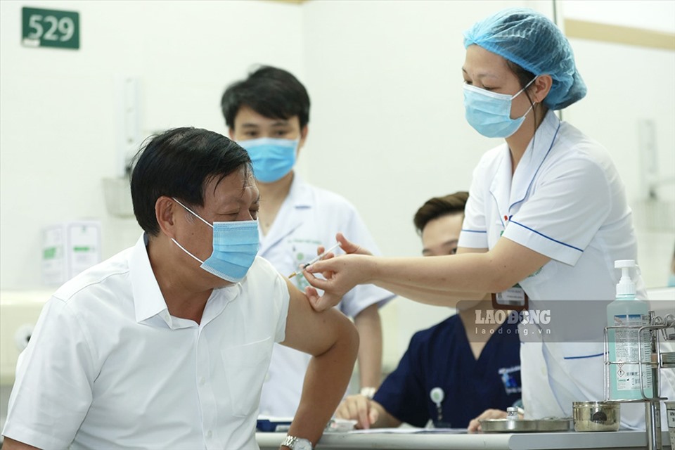 3 thứ trưởng Bộ Y tế cũng đã tiêm vắc xin COVID-19 là Thứ trưởng Trần Văn Thuấn, Đỗ Xuân Tuyên và Trương Quốc Cường.