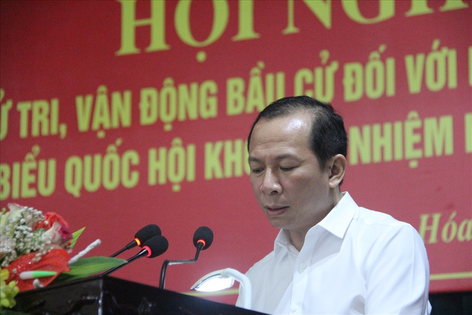 Ông Võ Mạnh Sơn _ Chủ tịch LĐLĐ tỉnh Thanh Hoá trình bày chương trình hành động trước cử tri. Ảnh: X.H