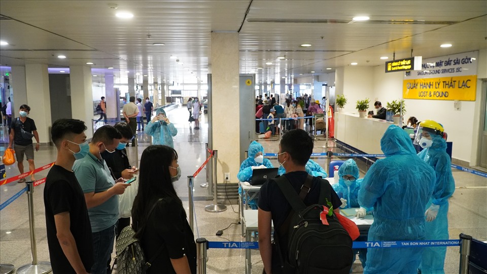 Hành khách có những chuyến bay từ Hà Nội, Đà Nẵng, Phú Quốc tới TPHCM sẽ được đội ngũ thực hiện lấy mẫu ngẫu nhiên tầm soát COVID-19 ngay tại khu vực sảnh đến sau khi qua khu vực lấy hành lý.