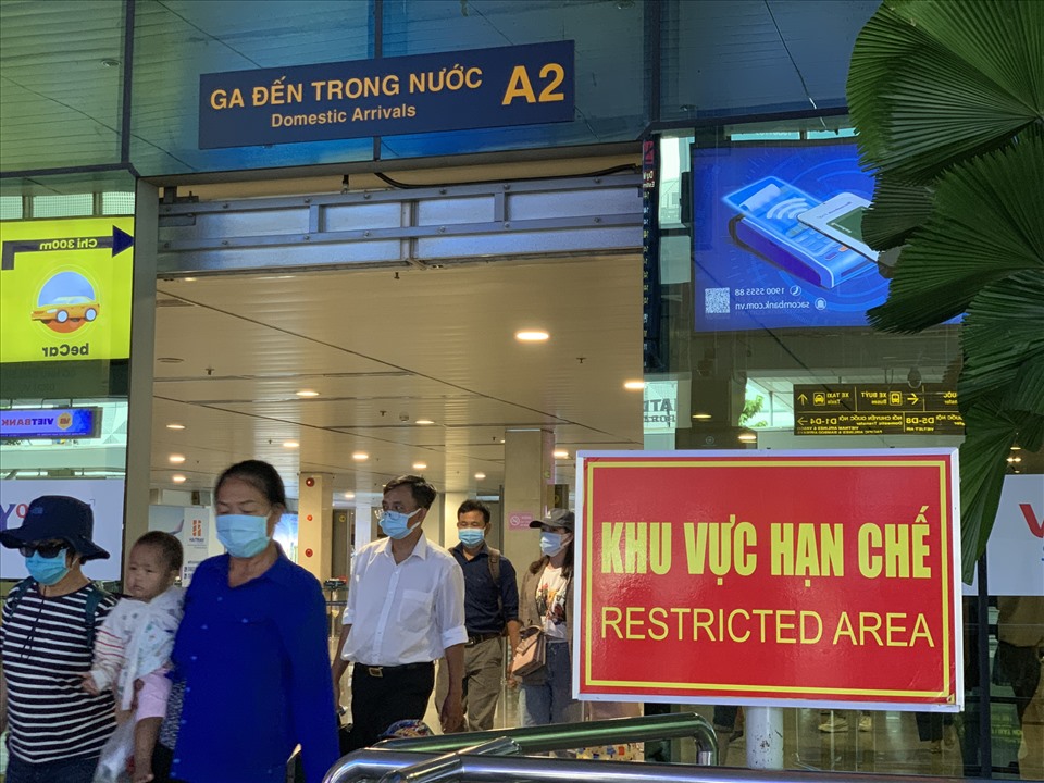 Song song với việc lấy mẫu xét nghiệm, sân bay Tân Sơn Nhất vẫn hoạt động bình thường, đón hàng nghìn người mỗi ngày để bay đi các địa phương trên cả nước.