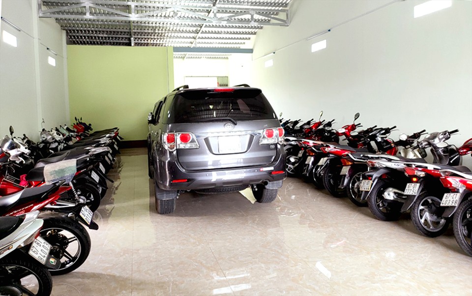 Kho xe của tiệm cầm đồ Kim Yến có 11 xe vô chủ. Ảnh: Vũ Tiến