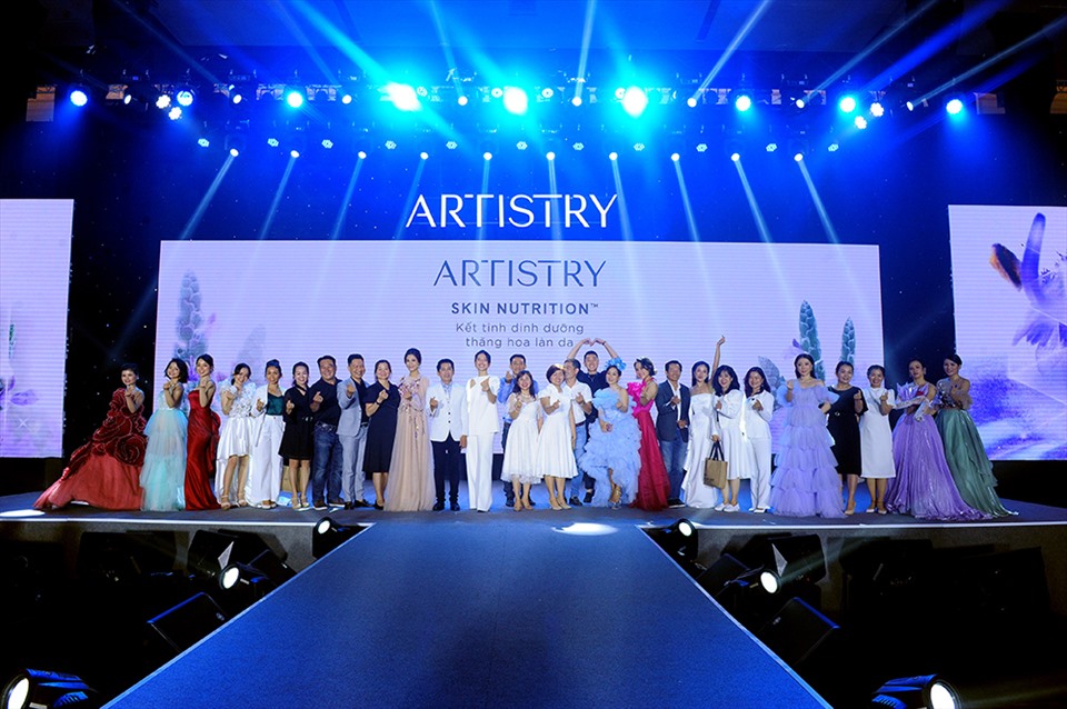 Amway và các đối tác cùng đón mừng sự kiện ra mắt sản phẩm mới Artistry Skin Nutrition™. Ảnh: Minh Châu.