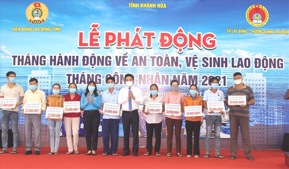 Trao kinh phí hỗ trợ cho 10 đoàn viên xây dựng nhà Mái ấm Công đoàn. Ảnh: Văn Giang