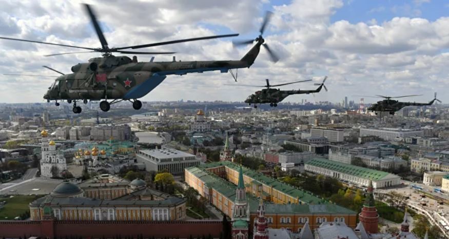 Trực thăng Mi-8 AMTSh tham gia tập dượt cho lễ duyệt binh. Ảnh: BQP Nga/Sputnik