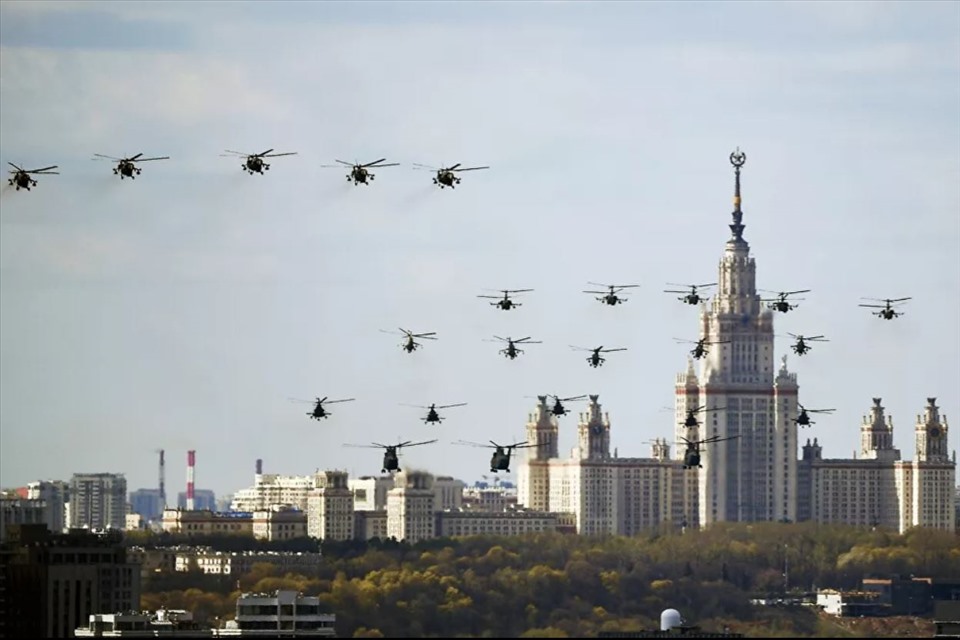 Máy bay trực thăng trong cuộc diễn tập duyệt binh. Ảnh: BQP Nga/Sputnik