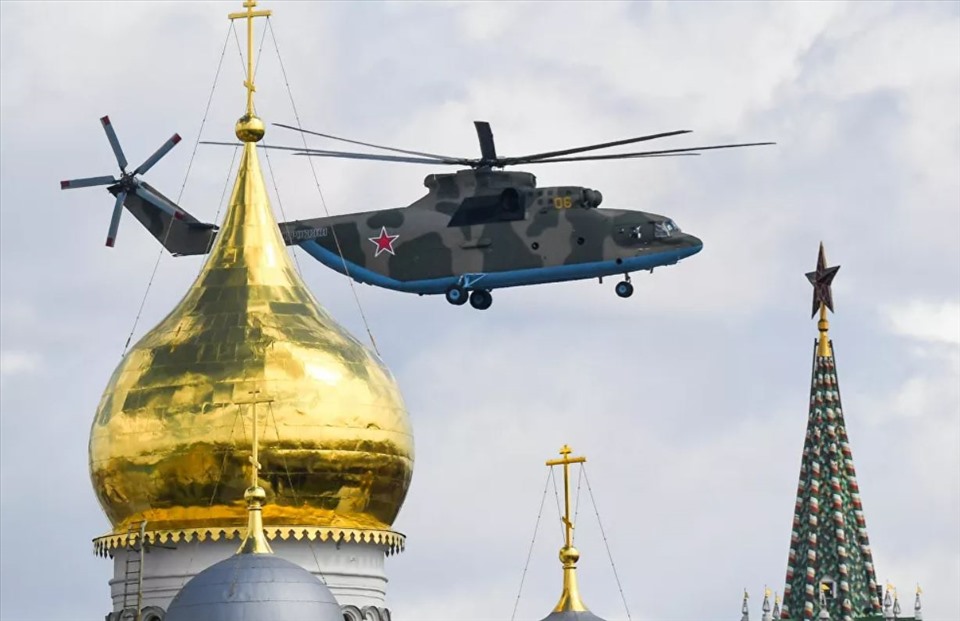 Máy bay trực thăng hạng nặng Mi-26 trên bầu trời Mátxcơva. Ảnh: BQP Nga/Sputnik