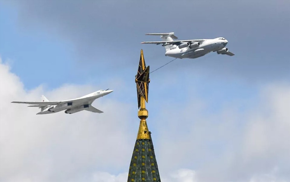 Máy bay tiếp nhiên liệu Il-78 và máy bay ném bom chở tên lửa chiến lược Tu-160. Ảnh: BQP Nga/Sputnik